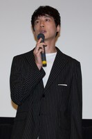 「at Home アットホーム」公開初日舞台挨拶に登壇した坂口健太郎。