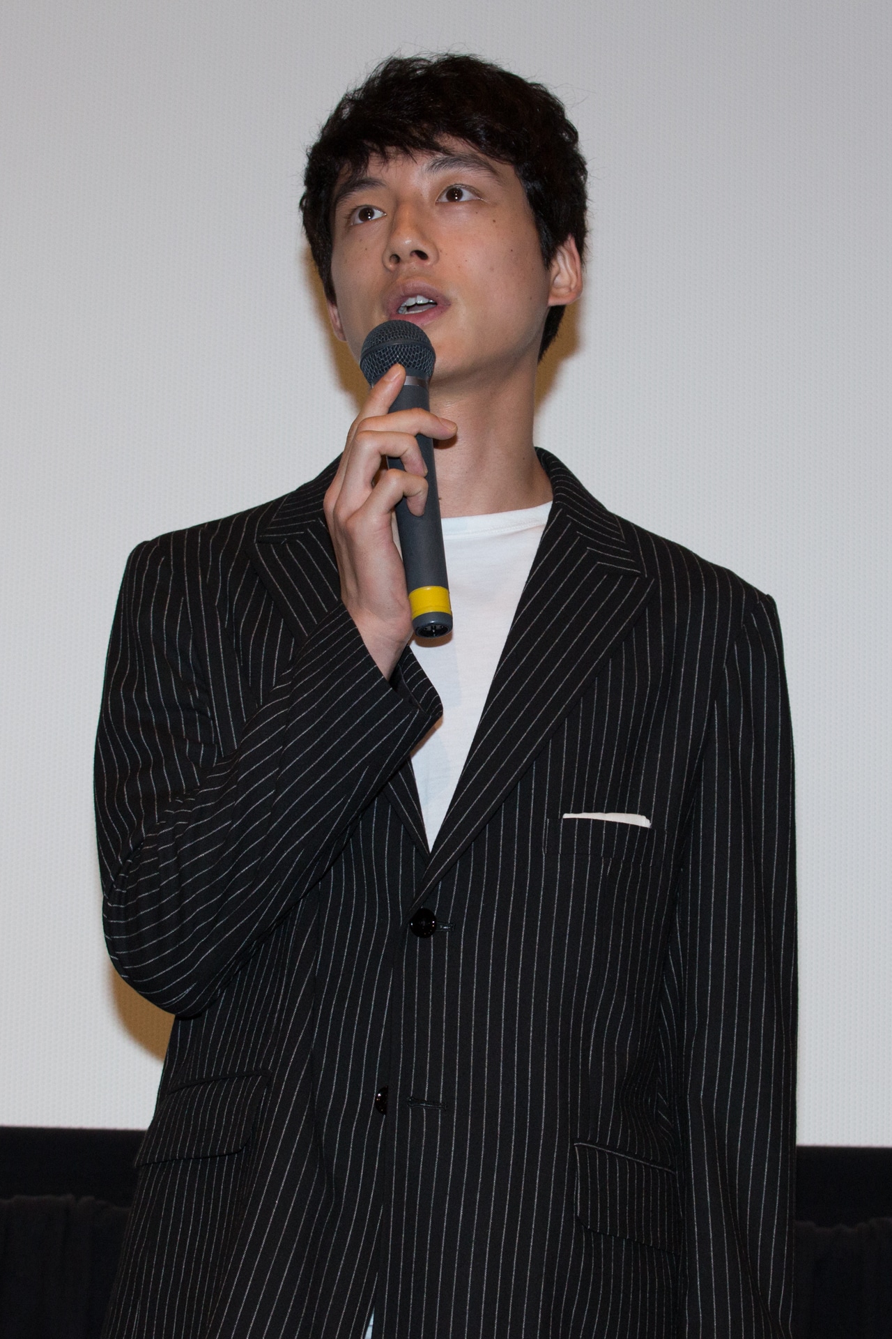 「at Home アットホーム」公開初日舞台挨拶に登壇した坂口健太郎。