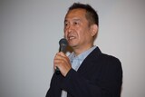 「at Home アットホーム」公開初日舞台挨拶に登壇した監督の蝶野博。