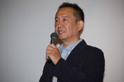 「at Home アットホーム」公開初日舞台挨拶に登壇した監督の蝶野博。