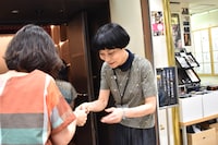 「ごゆっくりどうぞ」と1人ひとりに声をかける、“もぎり嬢”片桐はいり。