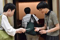 キネカ大森にて、トークショーのチケットを自らもぎる片桐はいり。