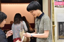 キネカ大森にて、トークショーのチケットを自らもぎる片桐はいり。