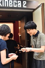 キネカ大森にて、トークショーのチケットを自らもぎる片桐はいり。