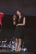 「a-nation stadium fes.」で三代目 J Soul Brothersのステージにサプライズ登場した篠原涼子。