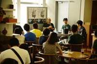 カフェトークを行う犬童一心。