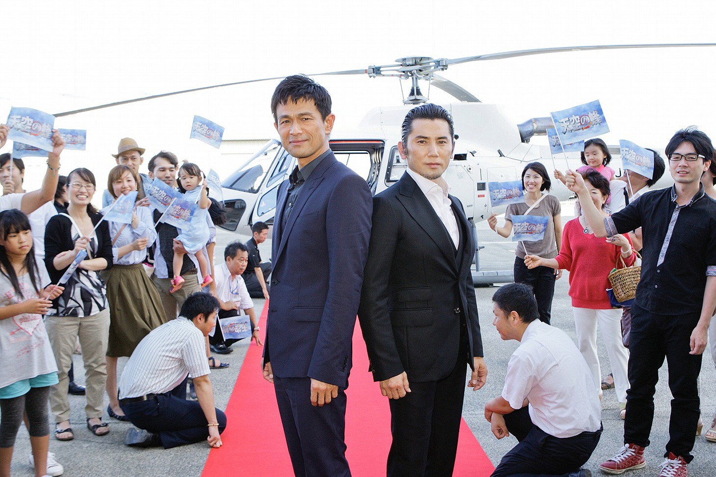 飛行機に乗って登場した江口洋介（左）と、本木雅弘（右）。 (c)2015「天空の蜂」製作委員会