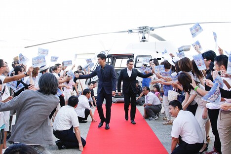 観客の声援に応えながらレッドカーペットを歩く江口洋介（左）と、本木雅弘（右）。 (c)2015「天空の蜂」製作委員会