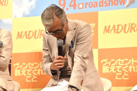 “いい女”について真剣に考え込む岩城滉一。