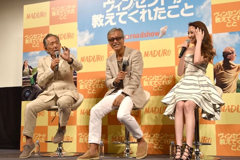 左から「いい女になるには経験豊富なやんちゃジジイとデートするべき！」とアドバイスするMADURO編集長・岸田一郎、それを「うまい！」と絶賛する岩城滉一、そして照れる河北麻友子。