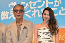左から岩城滉一、河北麻友子。