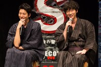 「S-最後の警官- 奪還 RECOVERY OF OUR FUTURE」公開直前イベントの様子。左から向井理、綾野剛。