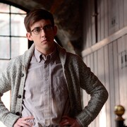 「glee」アーティ役のK・マクヘイルが先生に、エリート合唱団の練習風景が公開
