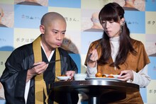 精進酢豚もどきを食す伊藤淳史と山本美月。
