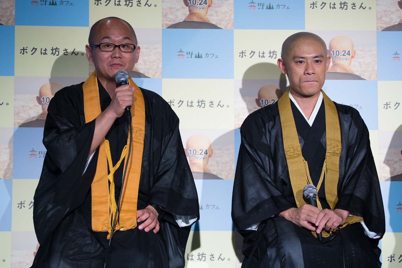 左から白川密成、伊藤淳史。