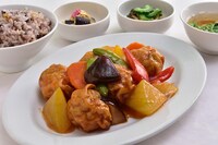 「高野山カフェ in 丸の内ハウス 2015」のメニューの1つ、「精進酢豚もどき」。