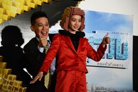 「ピクセル」ジャパンプレミアの様子。左から柳沢慎吾、三戸なつめ。