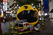 新宿モア4番街に展示されている、ピクセル化されたパックマン。