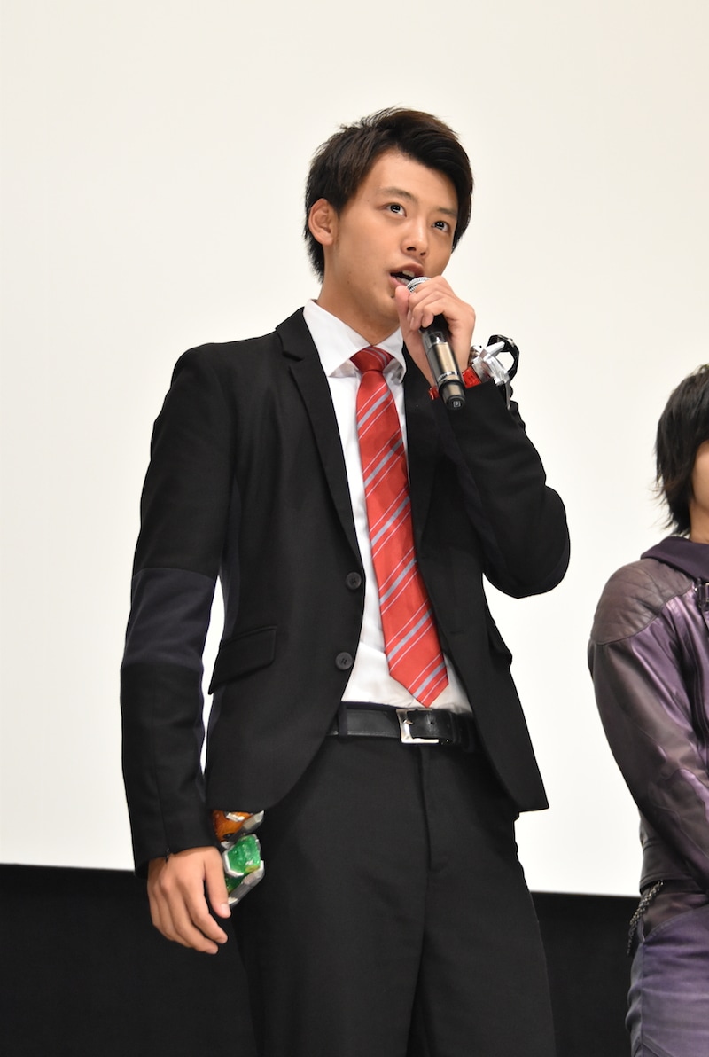 竹内涼真 - 竹内涼真が仮面ライダーゴーストと固い握手、クランク