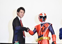 竹内涼真とアカニンジャー。