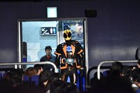 後方から登場した仮面ライダーゴースト。