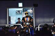 後方から登場した仮面ライダーゴースト。
