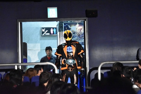 後方から登場した仮面ライダーゴースト。