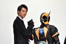 固い握手を交わす、竹内涼真と仮面ライダーゴースト。