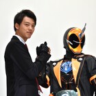 竹内涼真が仮面ライダーゴーストと固い握手、クランクアップし「幸せだった」