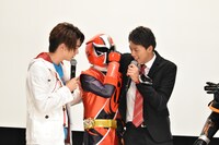 スネてしまったアカニンジャーを励ます稲葉友と竹内涼真。