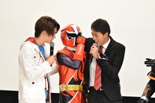 スネてしまったアカニンジャーを励ます稲葉友と竹内涼真。