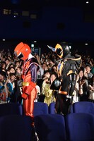 退場する間際のアカニンジャーと仮面ライダーゴースト。