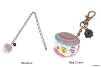 サリー / スパイラルマカロン ネックレス 1万1880円（左）、サリー / スパイラルマカロン バッグチャーム 7560円（右）