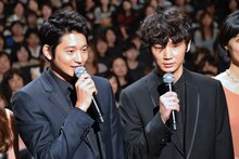 会場を盛り上げる掛け声の練習を、テンション低めに行う向井理と綾野剛。