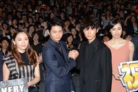 「S-最後の警官- 奪還 RECOVERY OF OUR FUTURE」初日舞台挨拶にて、左から新垣結衣、向井理、綾野剛、吹石一恵。