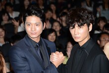 厚い信頼関係を見せつけた向井理（左）と綾野剛（右）。