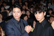 厚い信頼関係を見せつけた向井理(左)と綾野剛(右)。