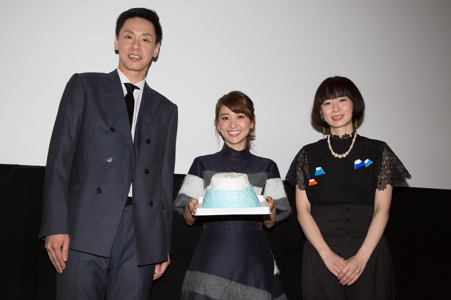 「ロマンス」公開初日舞台挨拶の様子。左から大倉孝二、大島優子、タナダユキ。