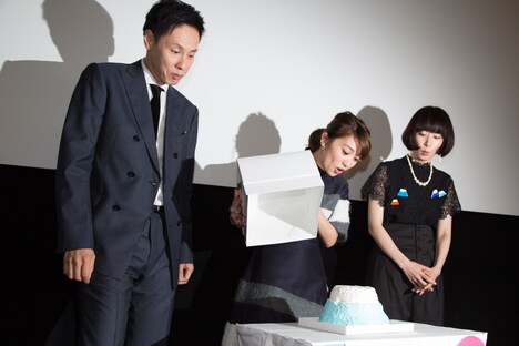 富士山ケーキに驚く大倉孝二、大島優子、タナダユキ。
