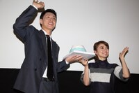 左から大倉孝二、大島優子。