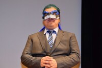 ドギー・クルーガー風のマスクを付けて登場した稲田徹。