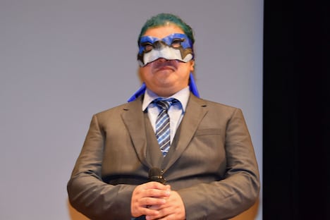 ドギー・クルーガー風のマスクを付けて登場した稲田徹。