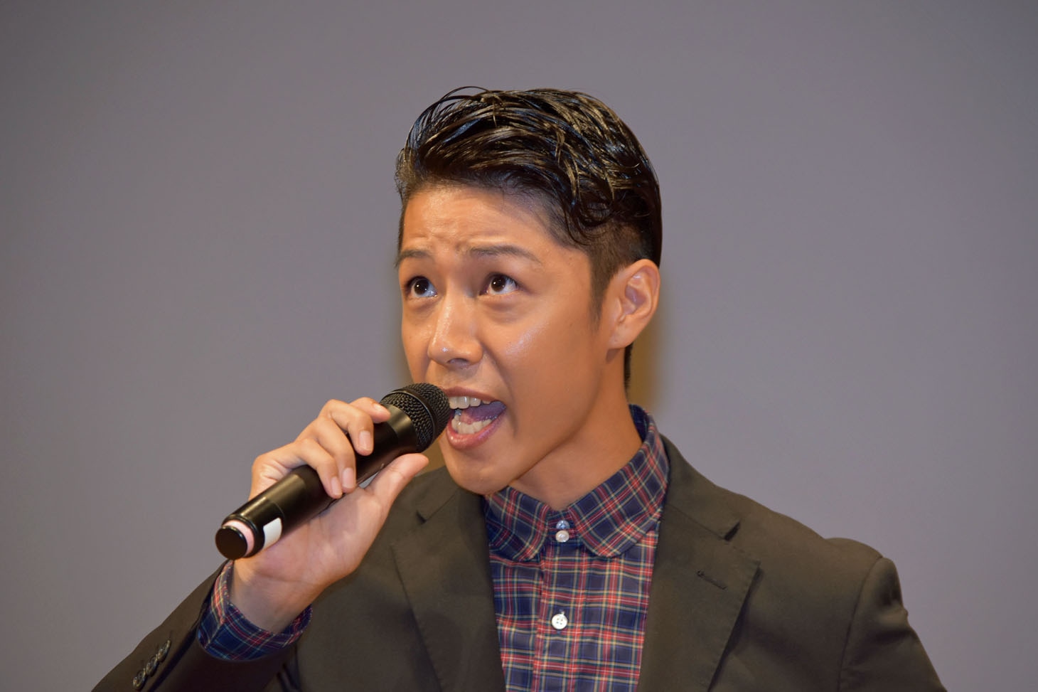 「皆さん帰ってまいりました！」と叫ぶさいねい龍二。