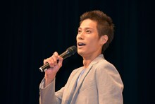 「髪が伸びて本田圭佑に似ていると言われますが、安心してください。林剛史です」と挨拶する林剛史。