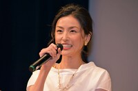 イヤリングにイエローカラーを使ったという木下あゆ美。