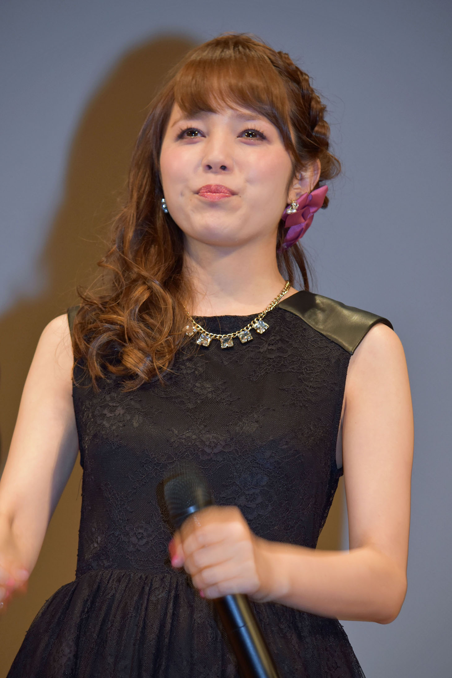 10年ぶりの新作への感動から、目に涙を浮かべながら「皆さん10年前からお変わりなく……」とファンに挨拶する菊地美香。
