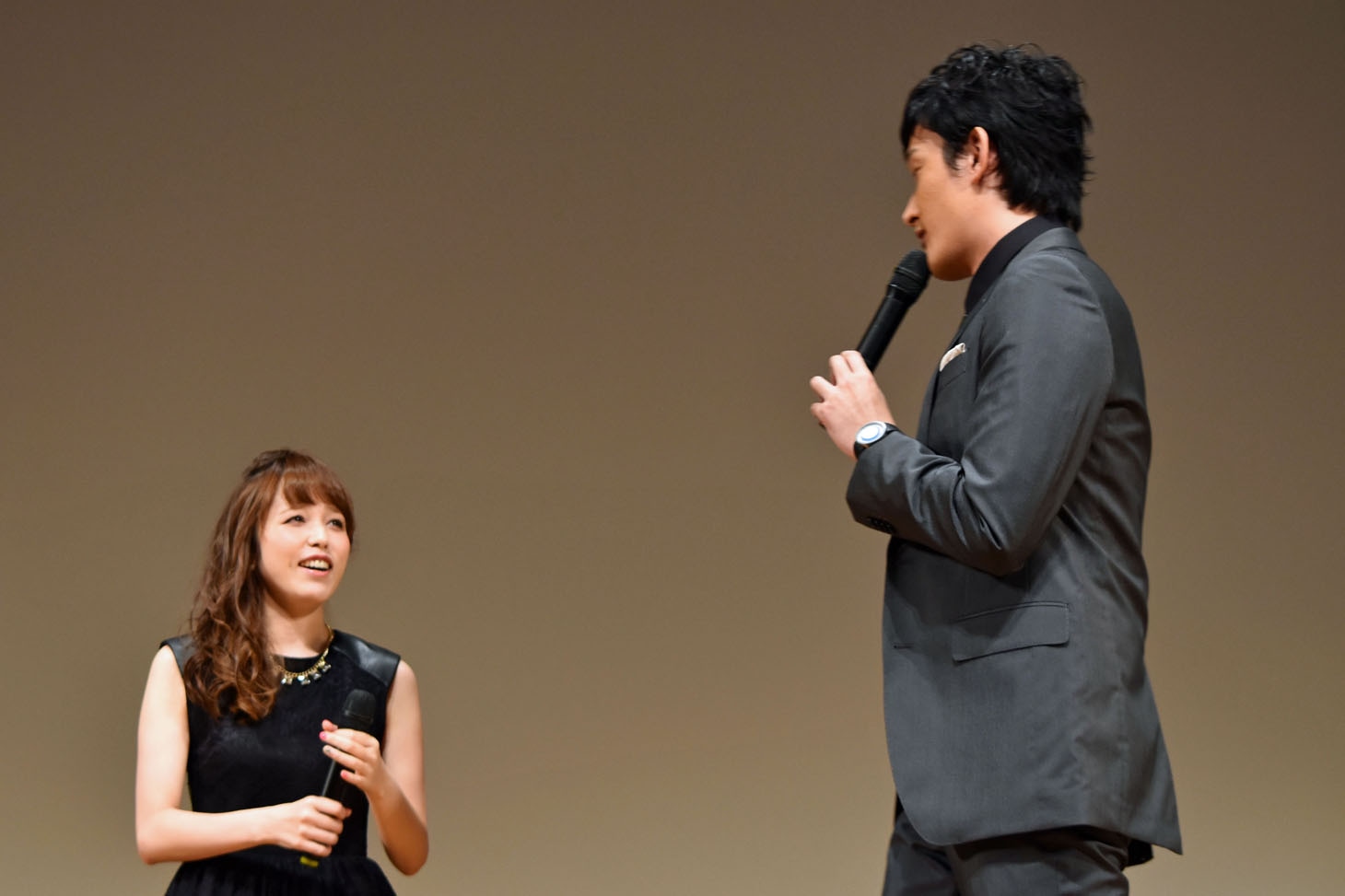 ウメコ役の菊地美香に「付き合ってください！」と告白するセン役の伊藤陽佑。