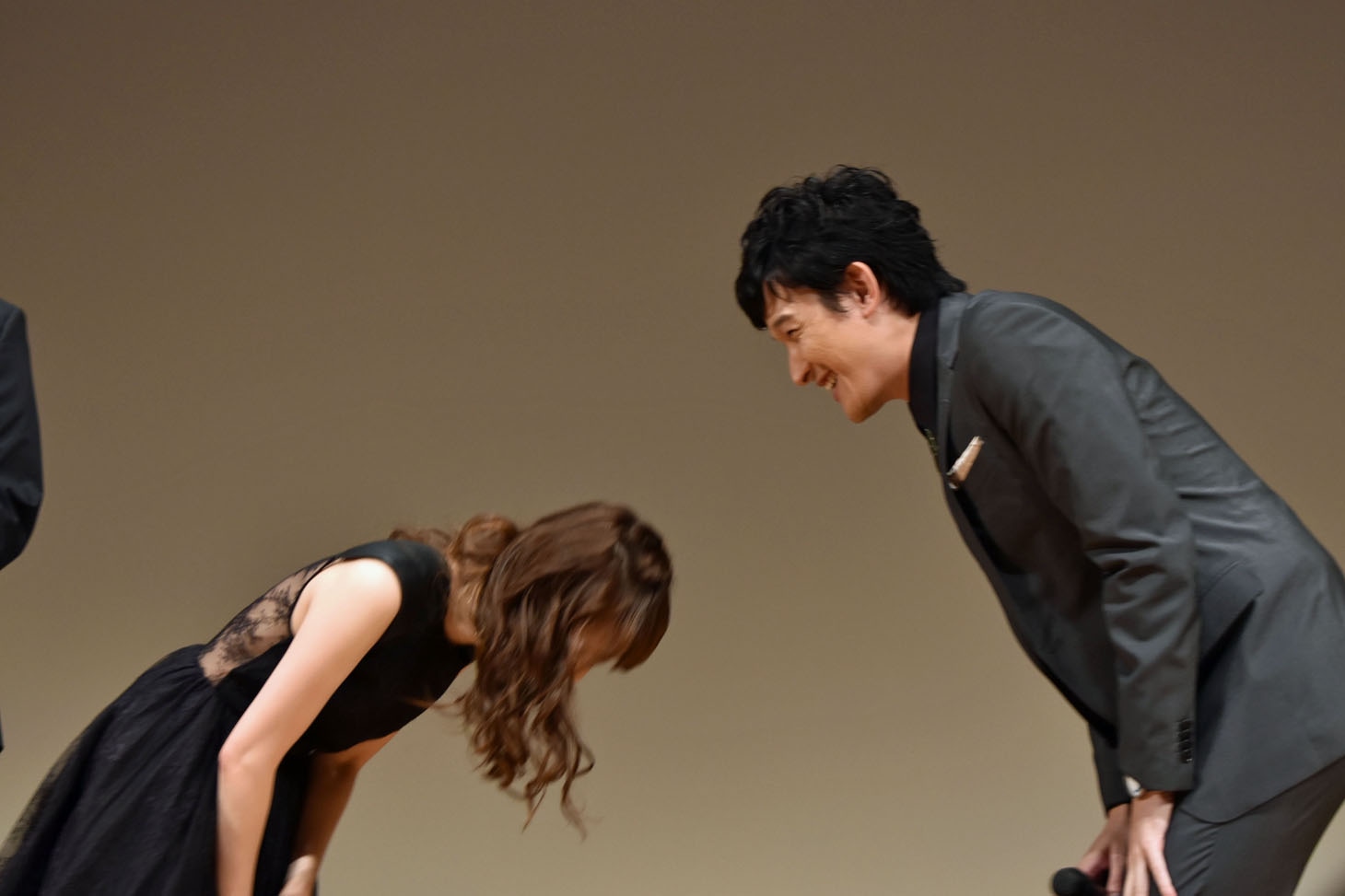セン役の伊藤陽佑に「付き合ってください」と言われ、「お、お願いします」と答える菊地美香。