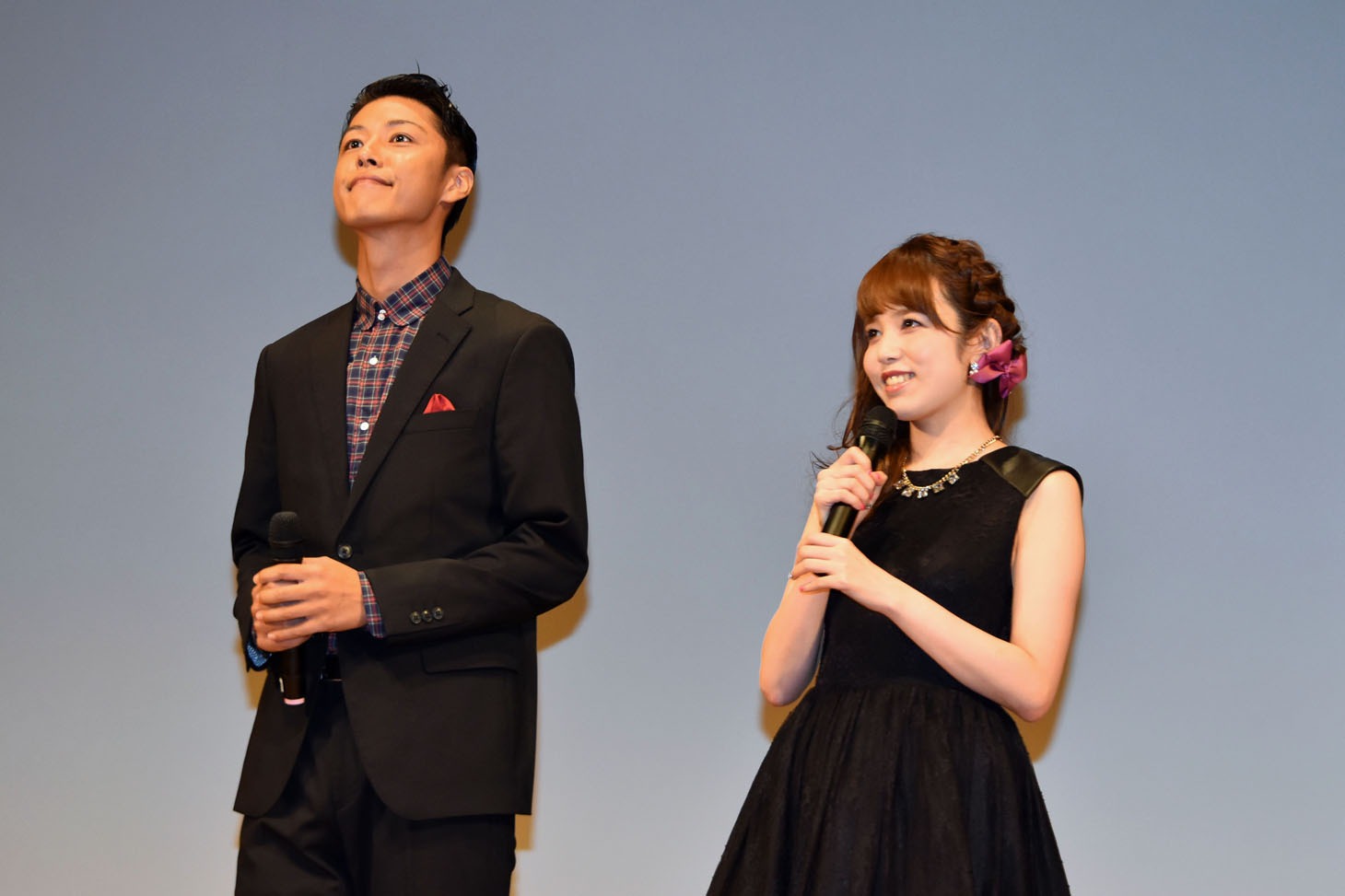 左からさいねい龍二、菊地美香。