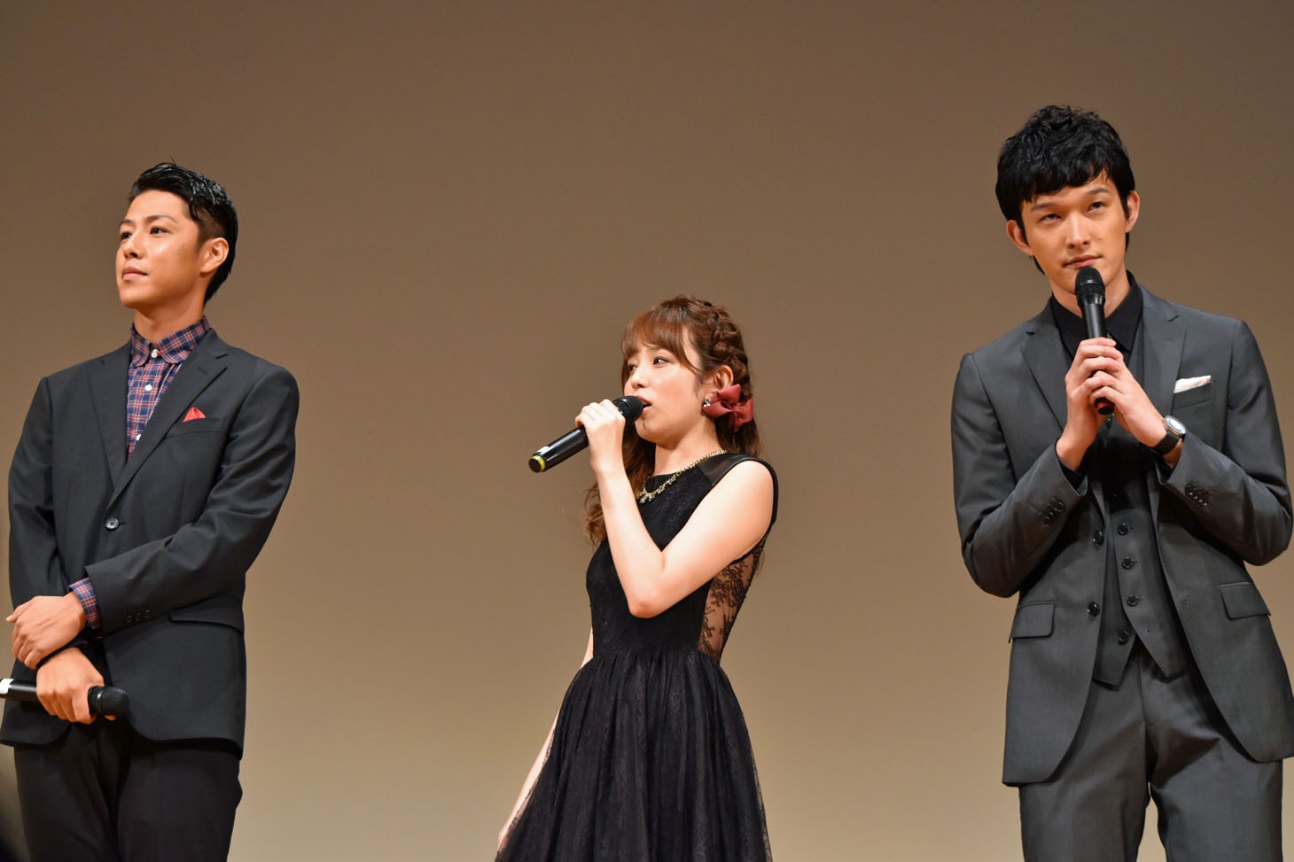 左からさいねい龍二、菊地美香、伊藤陽佑。